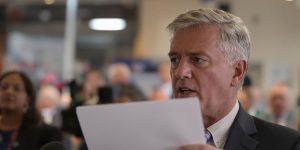 Cetățean analizând un discurs politic cu concentrare.