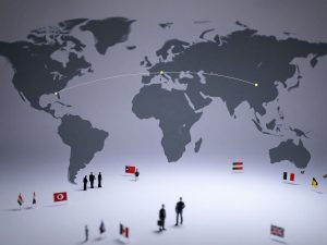 Harta migrării, oameni, steaguri diverse.