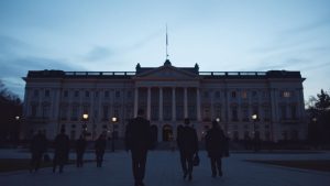 Clădirea Parlamentului României, arhitectură veche, oameni formali.